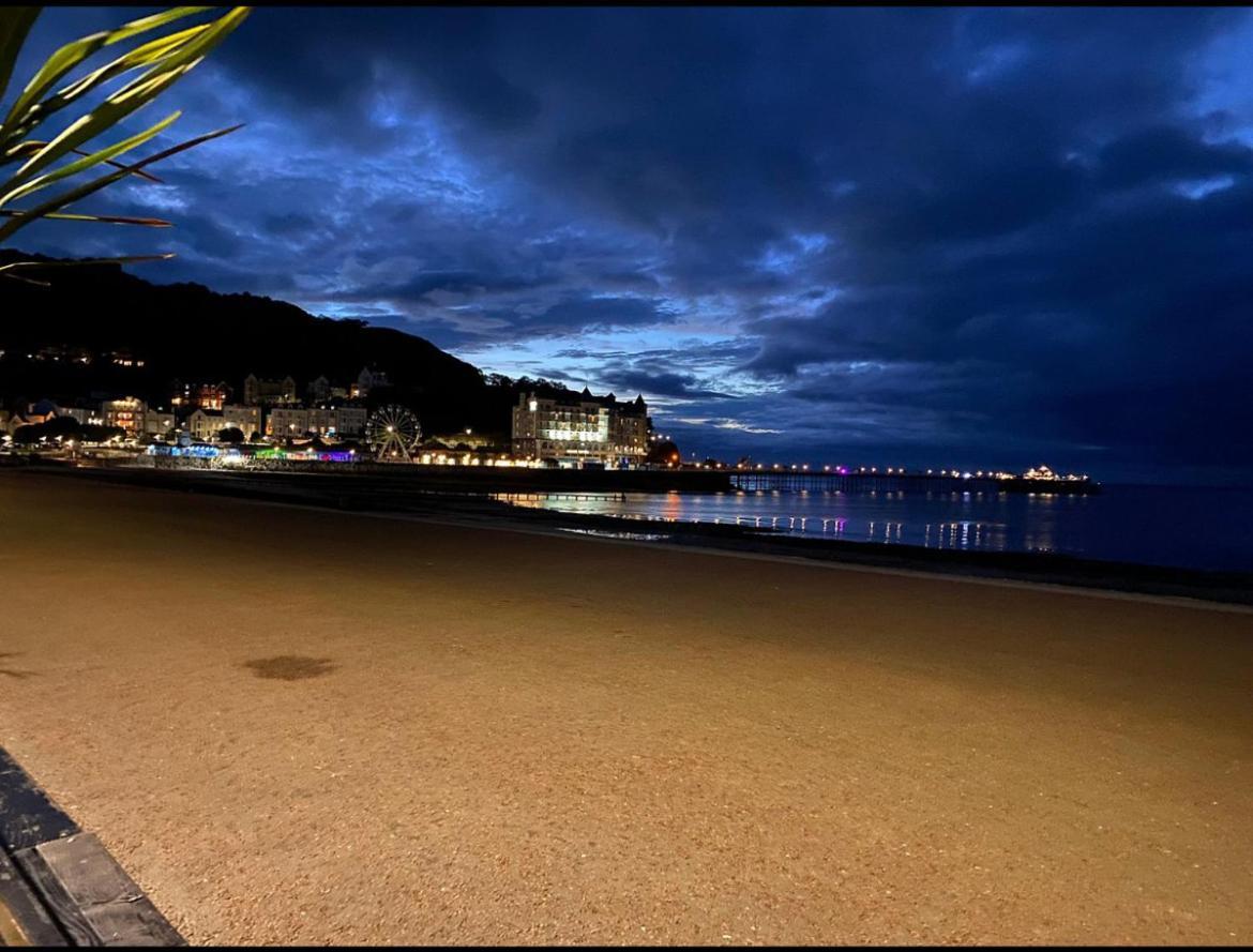 Hotel No5, Beachfront With Free Private Car Park Llandudno Esterno foto